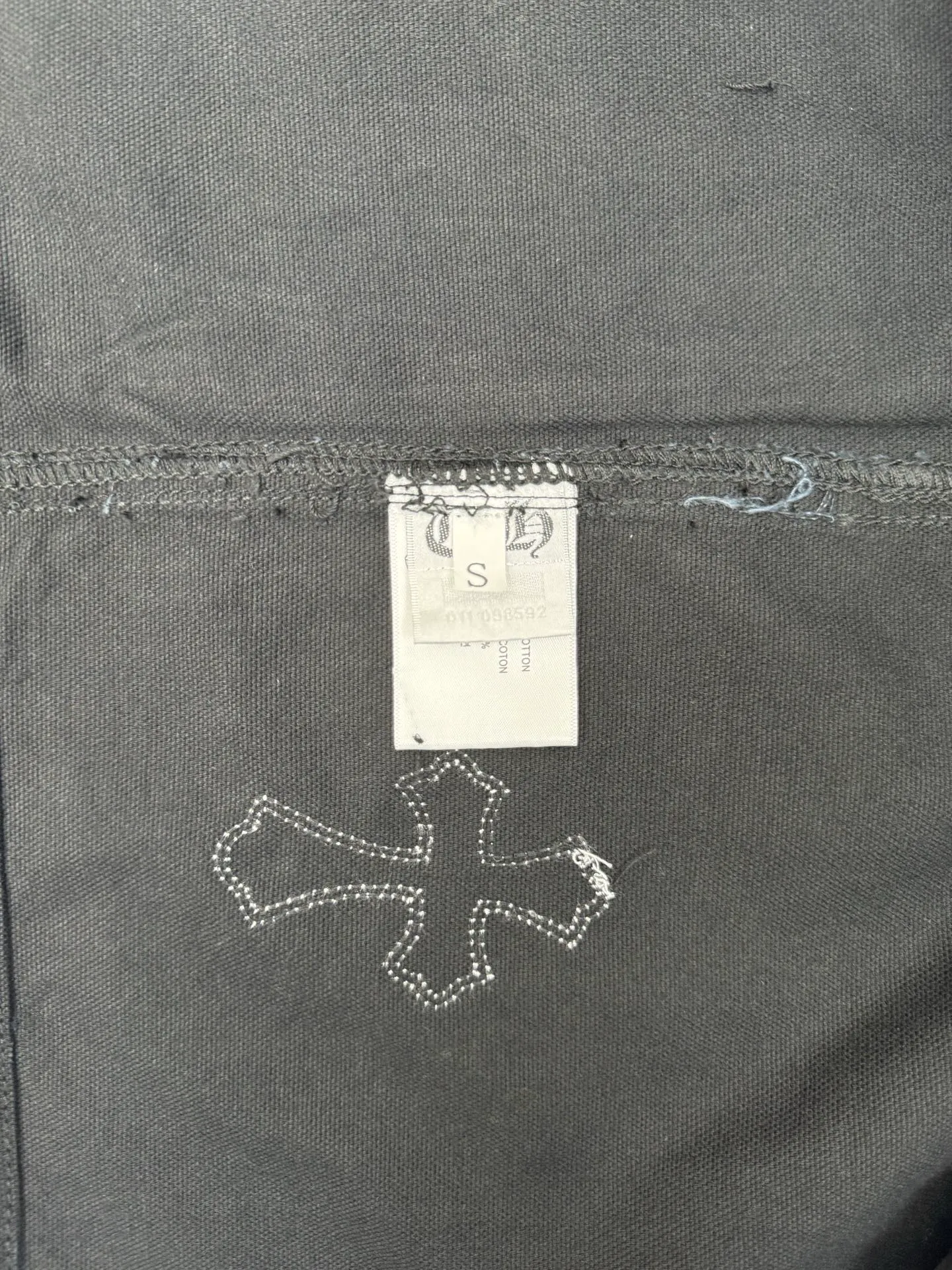 P590 Chrome Heart CH leather workwear denim jacket Size: S/M/L The original version was purchased for HK26,680 and developed for 25 years as a new series. It is made of high-ounce twill denim fabric (the color is exclusive blackish blue, distinguishing it from pure black on the market), and the two-color cross is artificial leather (all individually dyed, with the same texture and no color difference). The stitch length, thread color, and wiring of the car are exactly the same. The inner leather is made of first-layer calfskin, with regular cross stitching, special machine sewing and edge stitching, 925 silver electroplated hardware, and consistent oxidation and distressing effects.